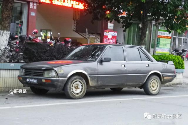 「海外路边摄」美规版的标致Peugeot_505_&_道奇公羊RAM_Van